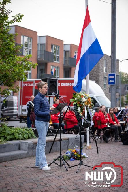 Indrukwekkende kranslegging aan de Eperweg en Centrumplein brengt jong en oud samen tijdens Dodenherdenking. - &copy; NWVFoto.nl
