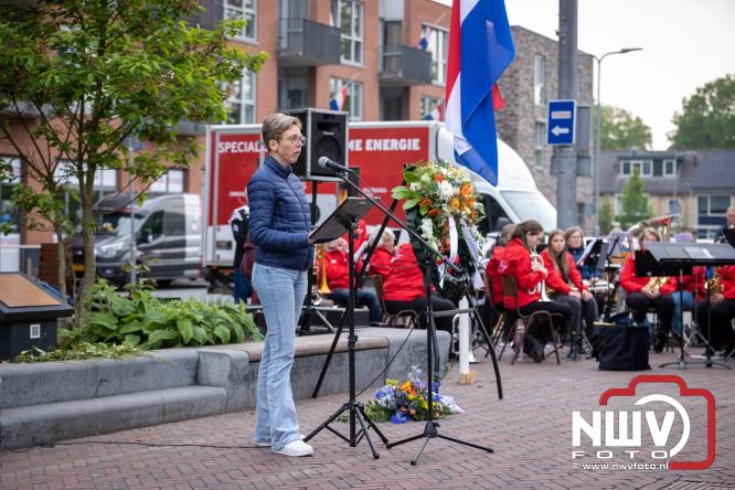 Indrukwekkende kranslegging aan de Eperweg en Centrumplein brengt jong en oud samen tijdens Dodenherdenking. - &copy; NWVFoto.nl