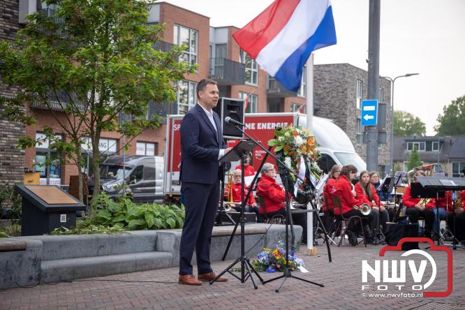Indrukwekkende kranslegging aan de Eperweg en Centrumplein brengt jong en oud samen tijdens Dodenherdenking. - &copy; NWVFoto.nl