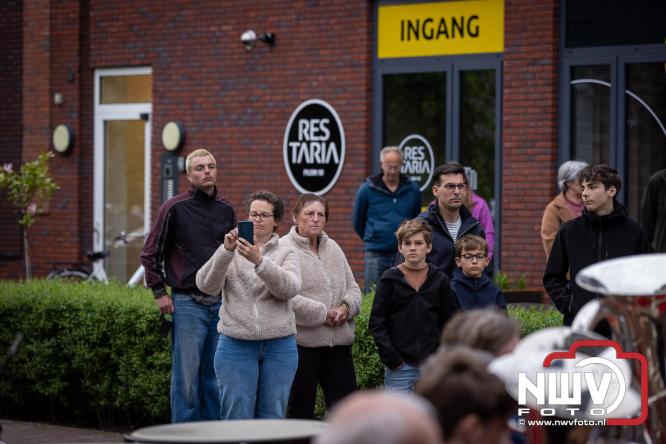Indrukwekkende kranslegging aan de Eperweg en Centrumplein brengt jong en oud samen tijdens Dodenherdenking. - &copy; NWVFoto.nl