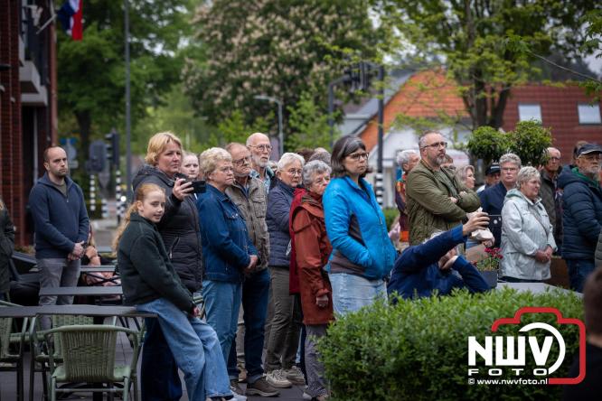 Indrukwekkende kranslegging aan de Eperweg en Centrumplein brengt jong en oud samen tijdens Dodenherdenking. - &copy; NWVFoto.nl