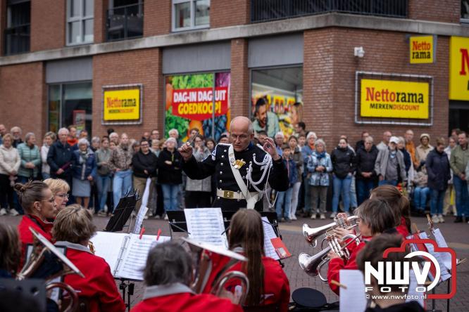 Indrukwekkende kranslegging aan de Eperweg en Centrumplein brengt jong en oud samen tijdens Dodenherdenking. - &copy; NWVFoto.nl