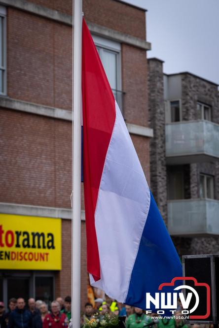 Indrukwekkende kranslegging aan de Eperweg en Centrumplein brengt jong en oud samen tijdens Dodenherdenking. - &copy; NWVFoto.nl