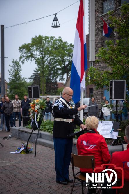 Indrukwekkende kranslegging aan de Eperweg en Centrumplein brengt jong en oud samen tijdens Dodenherdenking. - &copy; NWVFoto.nl