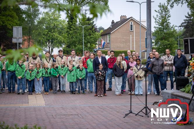 Indrukwekkende kranslegging aan de Eperweg en Centrumplein brengt jong en oud samen tijdens Dodenherdenking. - &copy; NWVFoto.nl