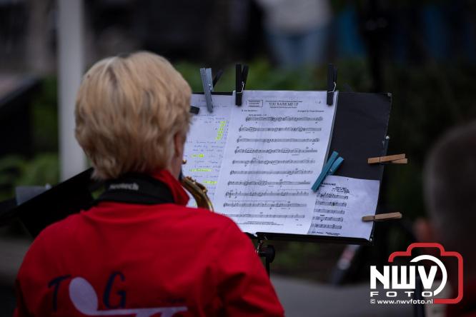 Indrukwekkende kranslegging aan de Eperweg en Centrumplein brengt jong en oud samen tijdens Dodenherdenking. - &copy; NWVFoto.nl