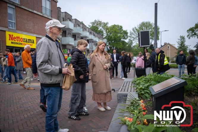 Indrukwekkende kranslegging aan de Eperweg en Centrumplein brengt jong en oud samen tijdens Dodenherdenking. - &copy; NWVFoto.nl