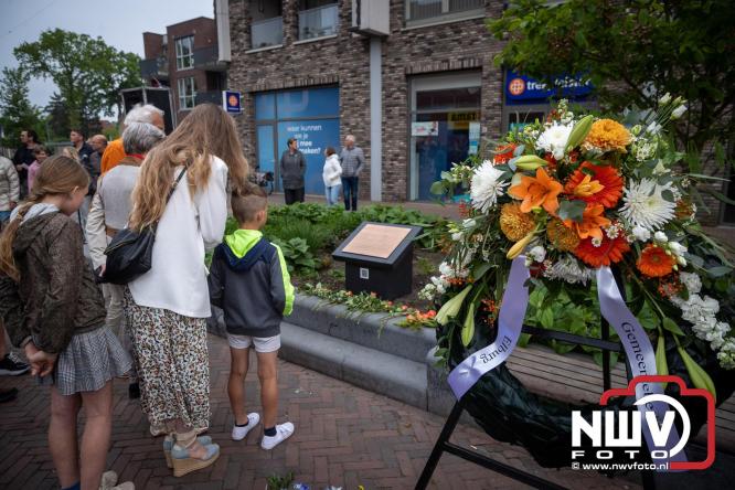 Indrukwekkende kranslegging aan de Eperweg en Centrumplein brengt jong en oud samen tijdens Dodenherdenking. - &copy; NWVFoto.nl