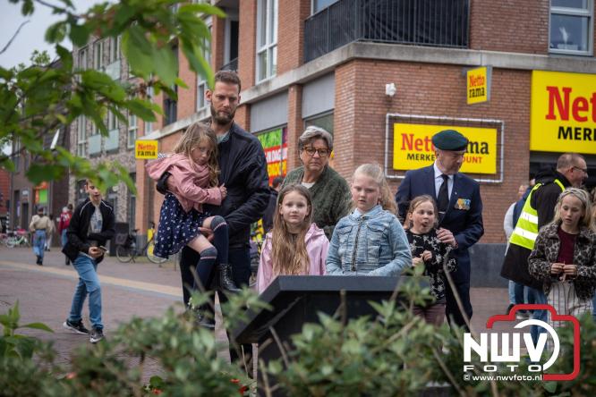 Indrukwekkende kranslegging aan de Eperweg en Centrumplein brengt jong en oud samen tijdens Dodenherdenking. - &copy; NWVFoto.nl