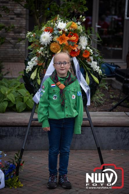 Indrukwekkende kranslegging aan de Eperweg en Centrumplein brengt jong en oud samen tijdens Dodenherdenking. - &copy; NWVFoto.nl
