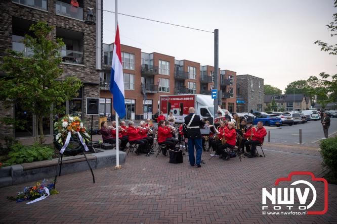 Indrukwekkende kranslegging aan de Eperweg en Centrumplein brengt jong en oud samen tijdens Dodenherdenking. - &copy; NWVFoto.nl