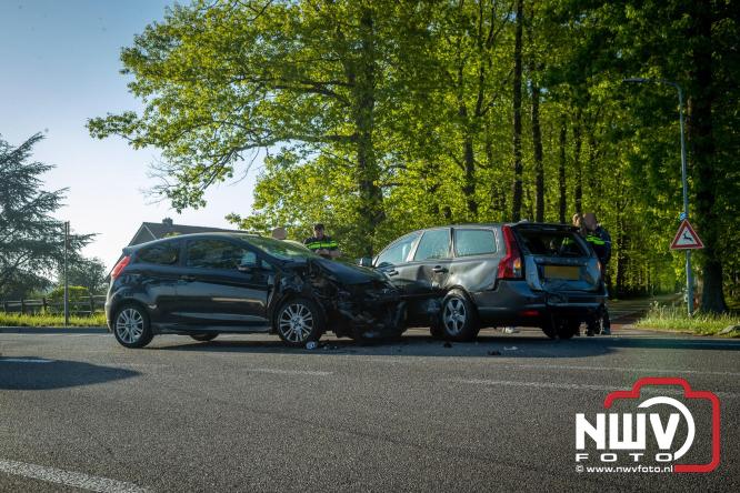 Alleen materiële schade bij een kopstaard aanrijding op de Zuiderzeestraatweg, Laanzichtsweg Oldebroek. - &copy; NWVFoto.nl