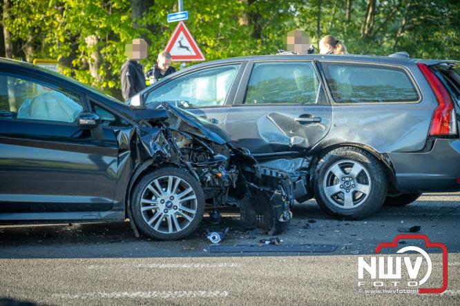 Alleen materiële schade bij een kopstaard aanrijding op de Zuiderzeestraatweg, Laanzichtsweg Oldebroek. - &copy; NWVFoto.nl