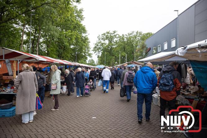 Bezoekers weten vlooienmarkt op 't Harde ondanks minder weer massaal te vinden. - &copy; NWVFoto.nl
