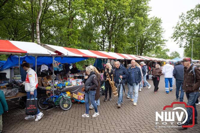 Bezoekers weten vlooienmarkt op 't Harde ondanks minder weer massaal te vinden. - &copy; NWVFoto.nl
