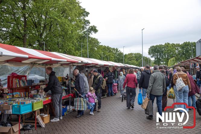 Bezoekers weten vlooienmarkt op 't Harde ondanks minder weer massaal te vinden. - &copy; NWVFoto.nl