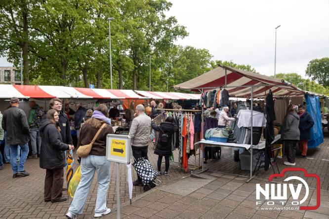 Bezoekers weten vlooienmarkt op 't Harde ondanks minder weer massaal te vinden. - &copy; NWVFoto.nl