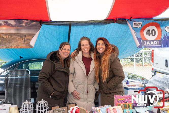 Bezoekers weten vlooienmarkt op 't Harde ondanks minder weer massaal te vinden. - &copy; NWVFoto.nl