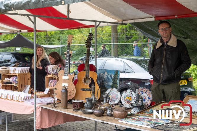 Bezoekers weten vlooienmarkt op 't Harde ondanks minder weer massaal te vinden. - &copy; NWVFoto.nl
