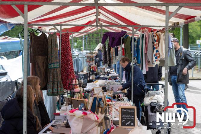 Bezoekers weten vlooienmarkt op 't Harde ondanks minder weer massaal te vinden. - &copy; NWVFoto.nl