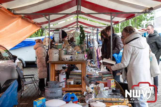 Bezoekers weten vlooienmarkt op 't Harde ondanks minder weer massaal te vinden. - &copy; NWVFoto.nl