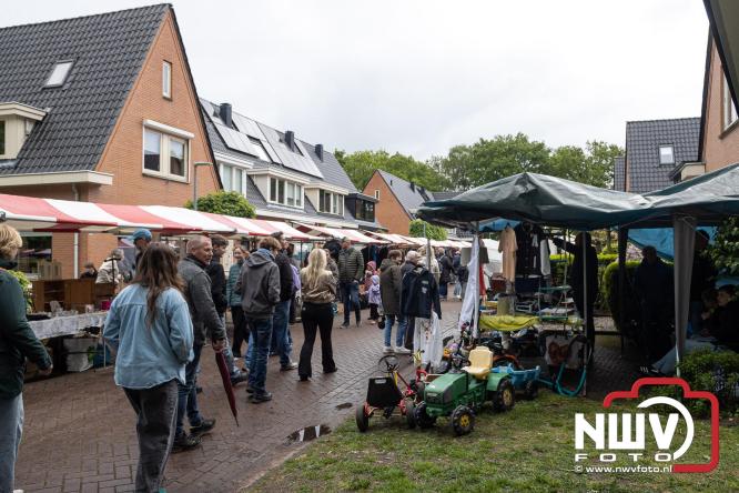 Bezoekers weten vlooienmarkt op 't Harde ondanks minder weer massaal te vinden. - &copy; NWVFoto.nl