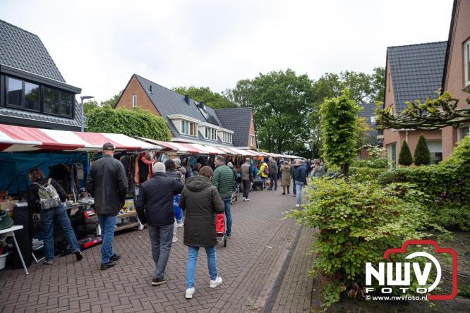 Bezoekers weten vlooienmarkt op 't Harde ondanks minder weer massaal te vinden. - &copy; NWVFoto.nl