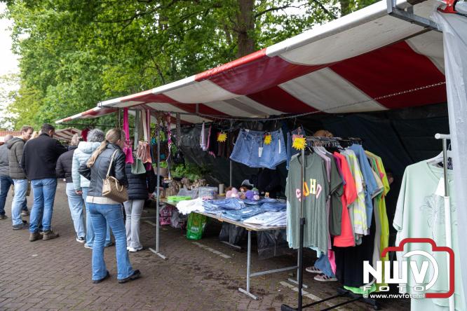 Bezoekers weten vlooienmarkt op 't Harde ondanks minder weer massaal te vinden. - &copy; NWVFoto.nl