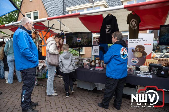 Bezoekers weten vlooienmarkt op 't Harde ondanks minder weer massaal te vinden. - &copy; NWVFoto.nl