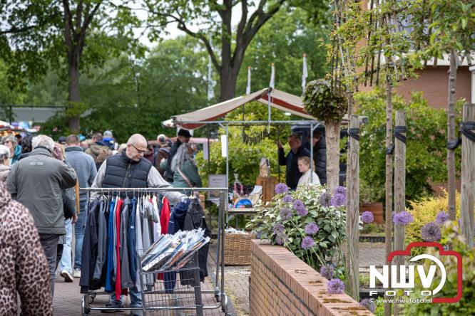 Bezoekers weten vlooienmarkt op 't Harde ondanks minder weer massaal te vinden. - &copy; NWVFoto.nl