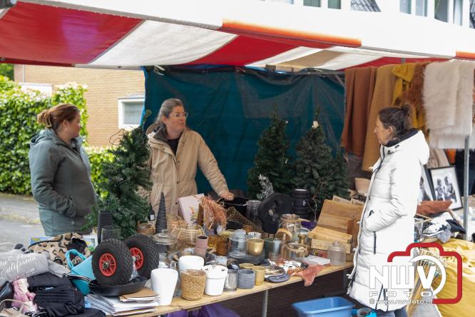 Bezoekers weten vlooienmarkt op 't Harde ondanks minder weer massaal te vinden. - &copy; NWVFoto.nl