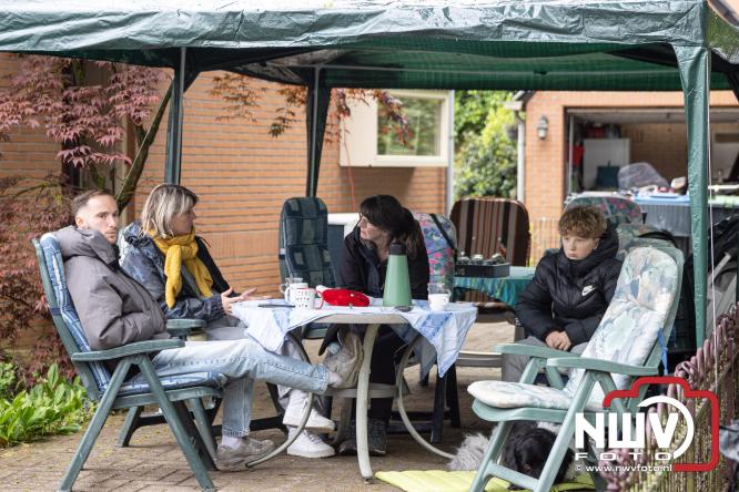 Bezoekers weten vlooienmarkt op 't Harde ondanks minder weer massaal te vinden. - &copy; NWVFoto.nl
