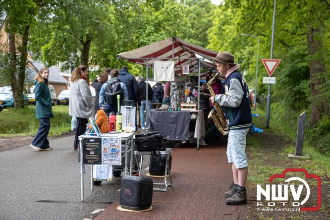 Bezoekers weten vlooienmarkt op 't Harde ondanks minder weer massaal te vinden. - &copy; NWVFoto.nl
