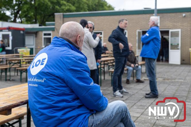 Bezoekers weten vlooienmarkt op 't Harde ondanks minder weer massaal te vinden. - &copy; NWVFoto.nl