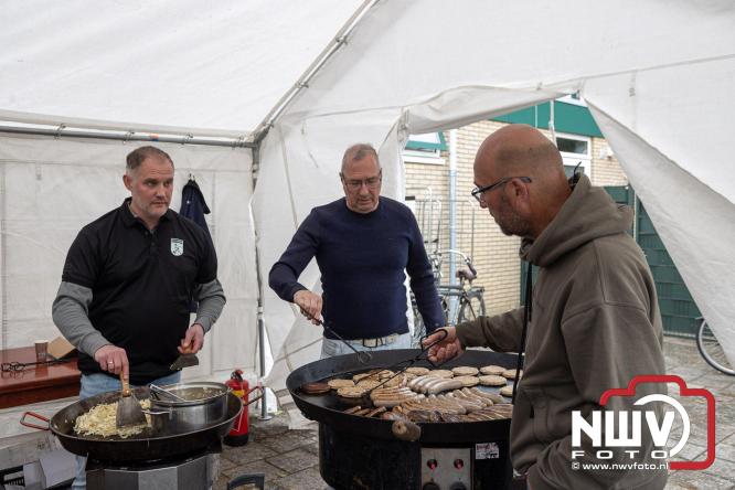 Bezoekers weten vlooienmarkt op 't Harde ondanks minder weer massaal te vinden. - &copy; NWVFoto.nl