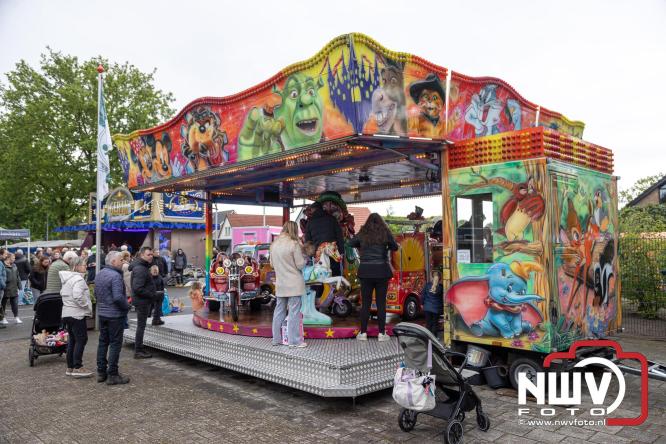Bezoekers weten vlooienmarkt op 't Harde ondanks minder weer massaal te vinden. - &copy; NWVFoto.nl