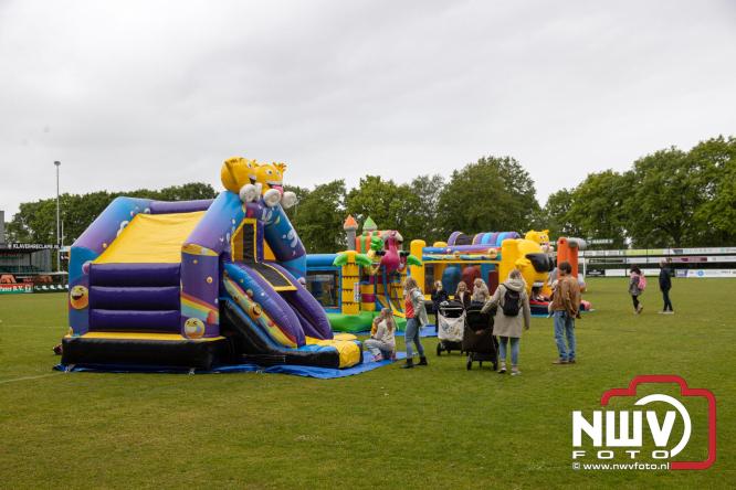 Bezoekers weten vlooienmarkt op 't Harde ondanks minder weer massaal te vinden. - &copy; NWVFoto.nl