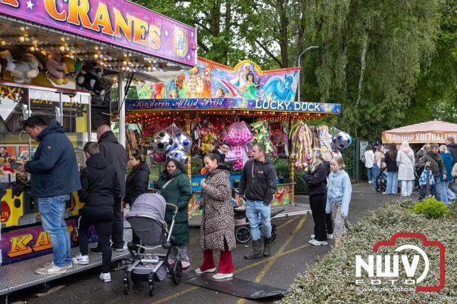 Bezoekers weten vlooienmarkt op 't Harde ondanks minder weer massaal te vinden. - &copy; NWVFoto.nl