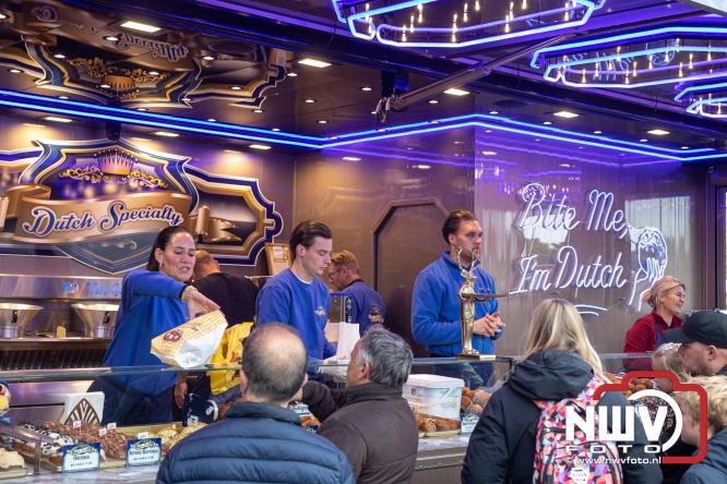 Bezoekers weten vlooienmarkt op 't Harde ondanks minder weer massaal te vinden. - &copy; NWVFoto.nl