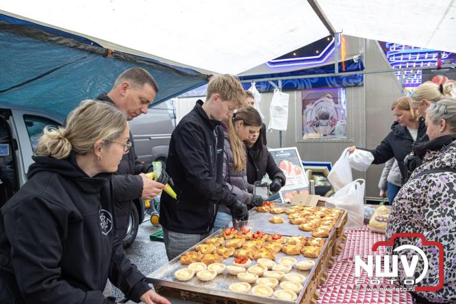 Bezoekers weten vlooienmarkt op 't Harde ondanks minder weer massaal te vinden. - &copy; NWVFoto.nl