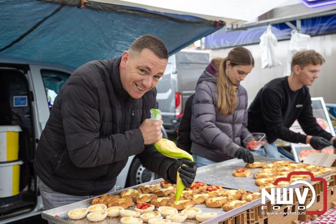 Bezoekers weten vlooienmarkt op 't Harde ondanks minder weer massaal te vinden. - &copy; NWVFoto.nl