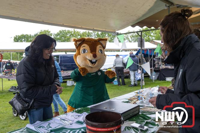 Bezoekers weten vlooienmarkt op 't Harde ondanks minder weer massaal te vinden. - &copy; NWVFoto.nl