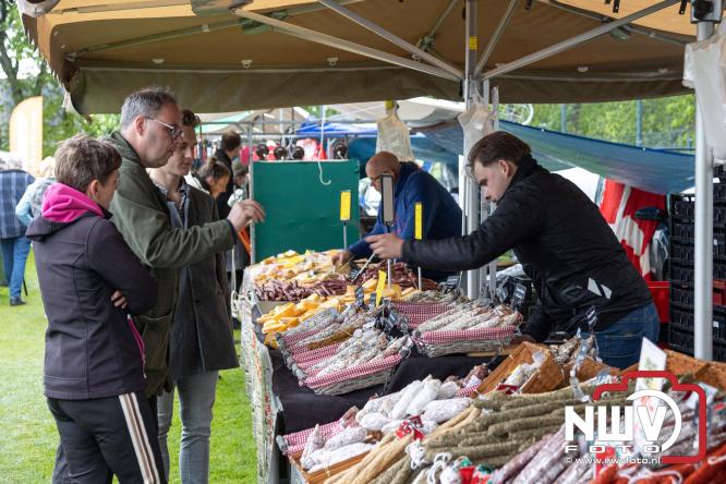 Bezoekers weten vlooienmarkt op 't Harde ondanks minder weer massaal te vinden. - &copy; NWVFoto.nl