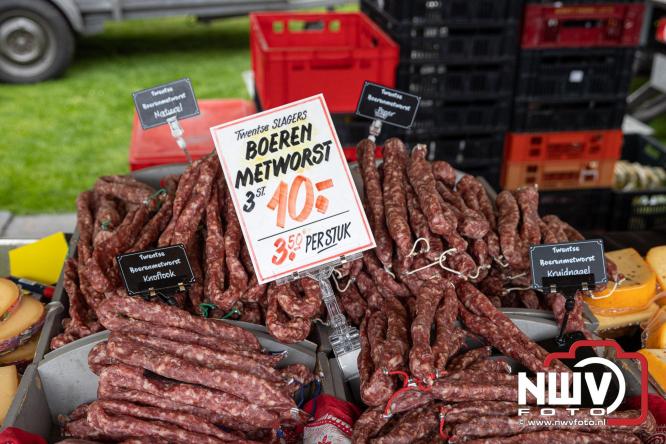 Bezoekers weten vlooienmarkt op 't Harde ondanks minder weer massaal te vinden. - &copy; NWVFoto.nl