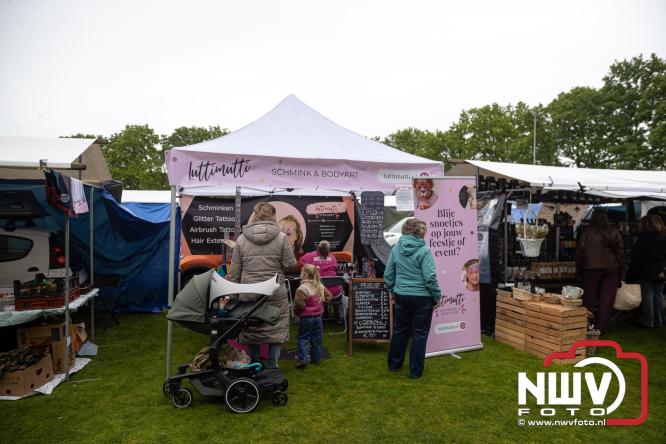 Bezoekers weten vlooienmarkt op 't Harde ondanks minder weer massaal te vinden. - &copy; NWVFoto.nl
