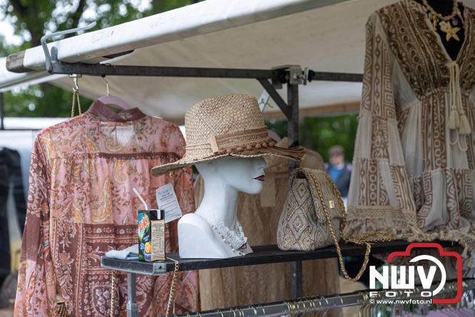 Bezoekers weten vlooienmarkt op 't Harde ondanks minder weer massaal te vinden. - &copy; NWVFoto.nl