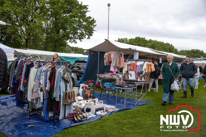 Bezoekers weten vlooienmarkt op 't Harde ondanks minder weer massaal te vinden. - &copy; NWVFoto.nl