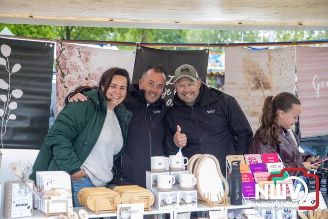 Bezoekers weten vlooienmarkt op 't Harde ondanks minder weer massaal te vinden. - &copy; NWVFoto.nl