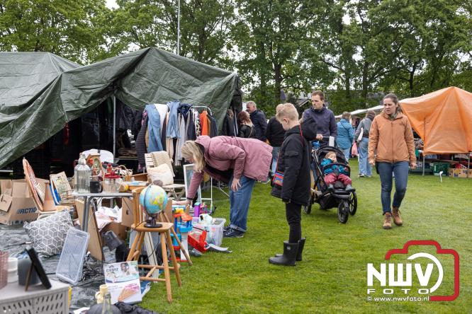 Bezoekers weten vlooienmarkt op 't Harde ondanks minder weer massaal te vinden. - &copy; NWVFoto.nl