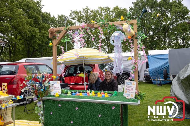 Bezoekers weten vlooienmarkt op 't Harde ondanks minder weer massaal te vinden. - &copy; NWVFoto.nl